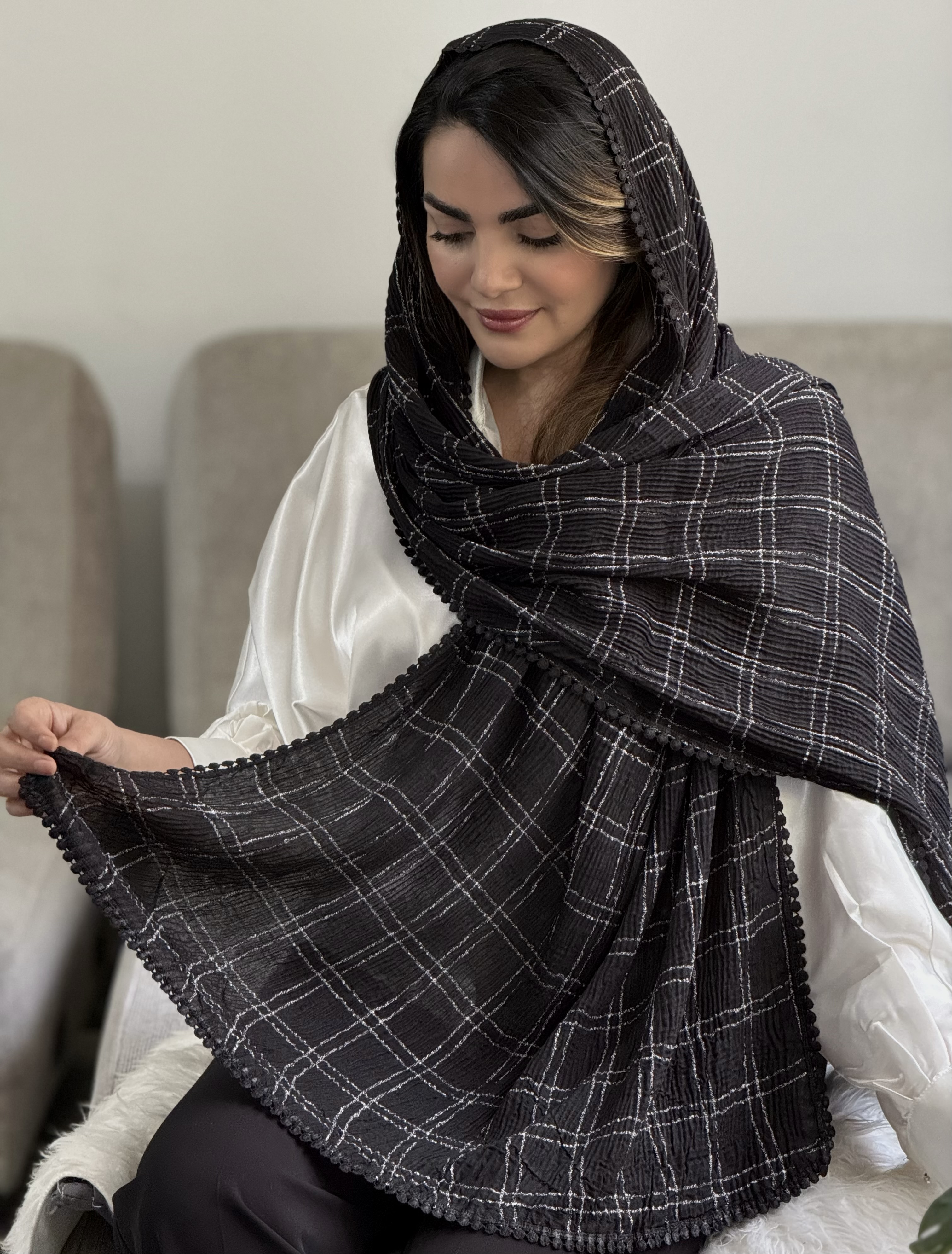 شال مشکی دور عدسی